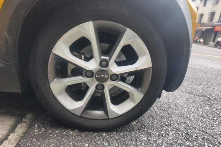 Used LITE 2019 R300 Gravity Edition Right Front Wheel Hub