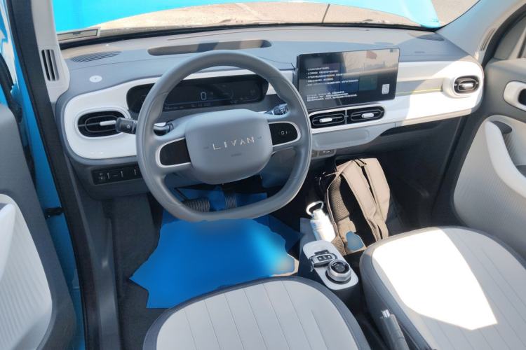 Used Livan Blue Balloon 2025 Model Dynamic Version Center Console