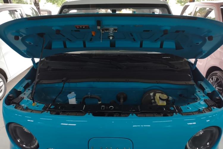 Used Livan Blue Balloon 2025 Model Dynamic Version Engine Bay
