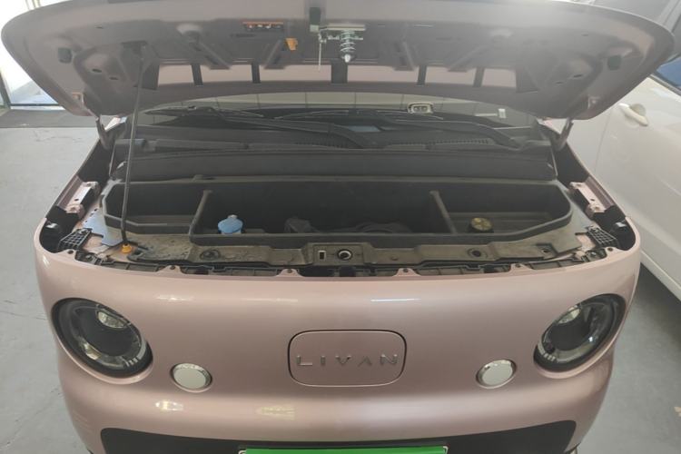 Used Livan Blue Balloon 2025 Model Dynamic Version Engine Bay