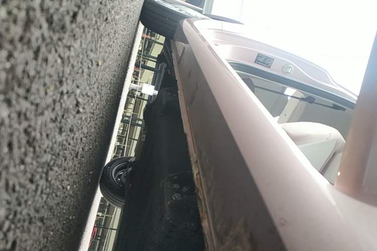 Used Livan Blue Balloon 2025 Model Dynamic Version Right Side Sill