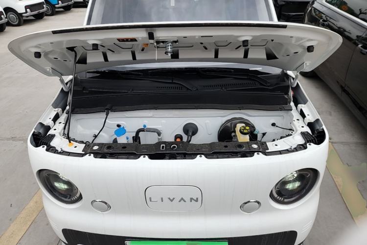 Used Livan Blue Balloon 2025 Model Dynamic Version Engine Bay