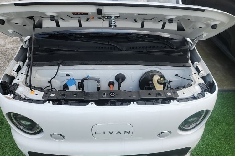 Used Livan Blue Balloon 2025 Model Dynamic Version Engine Bay
