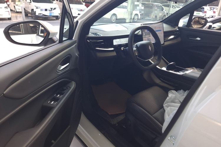 Used Livan 7 2024 450 km Business Glory Edition Interior 2