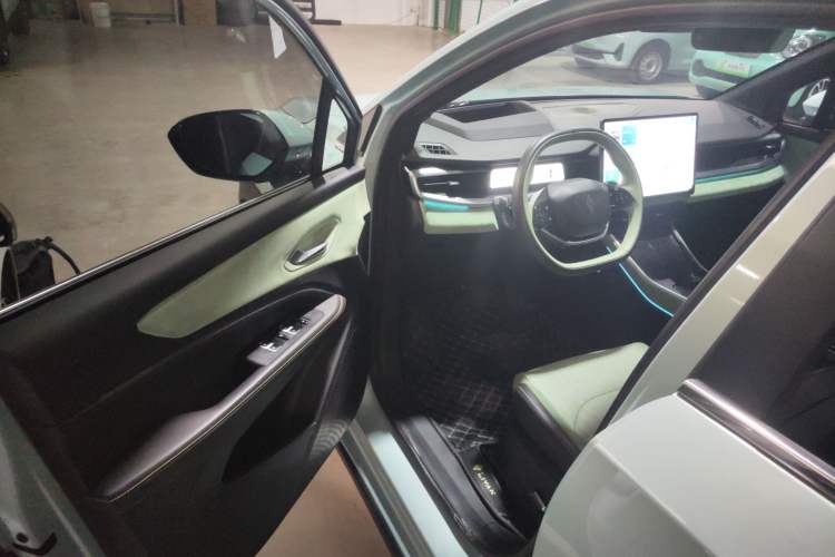 Used Livan 7 2023 605km Hunter Light Driver Seat