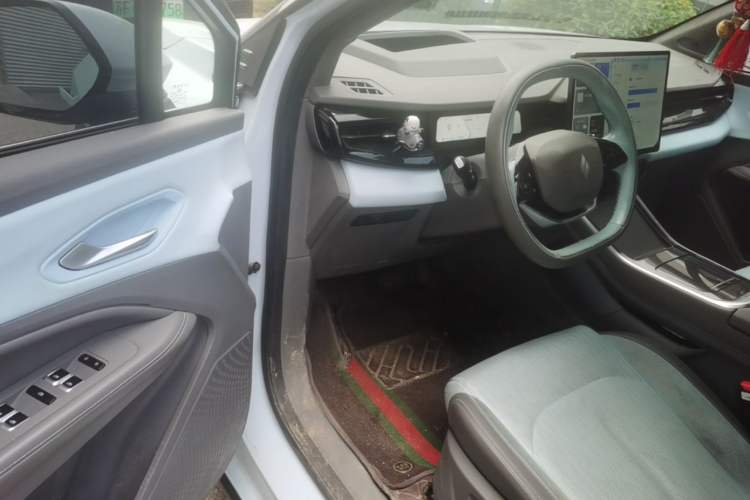 Used Livan 7 2023 605km Hunter Light Driver Seat