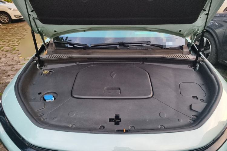 Used Livan 7 2023 605km Hunter Light Engine Bay