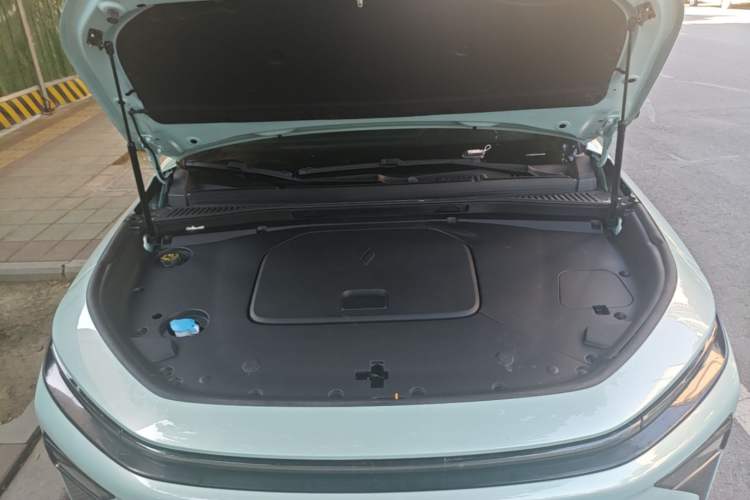 Used Livan 7 2023 605 km ZHU FENG Engine Bay