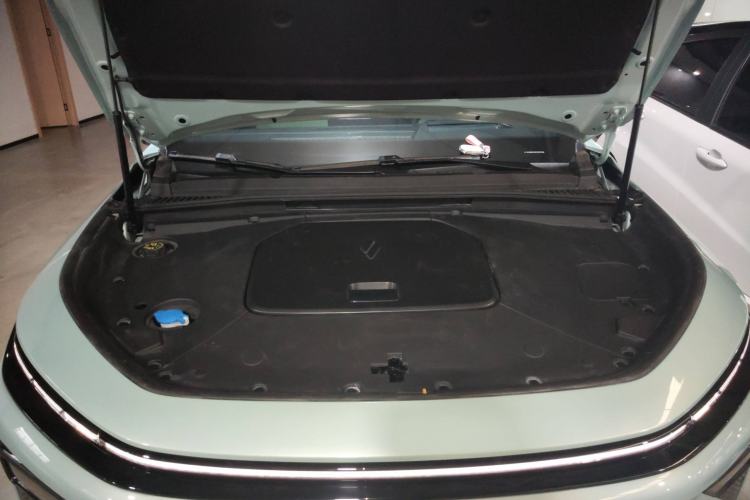 Used Livan 7 2023 605km Hunter Light Engine Bay