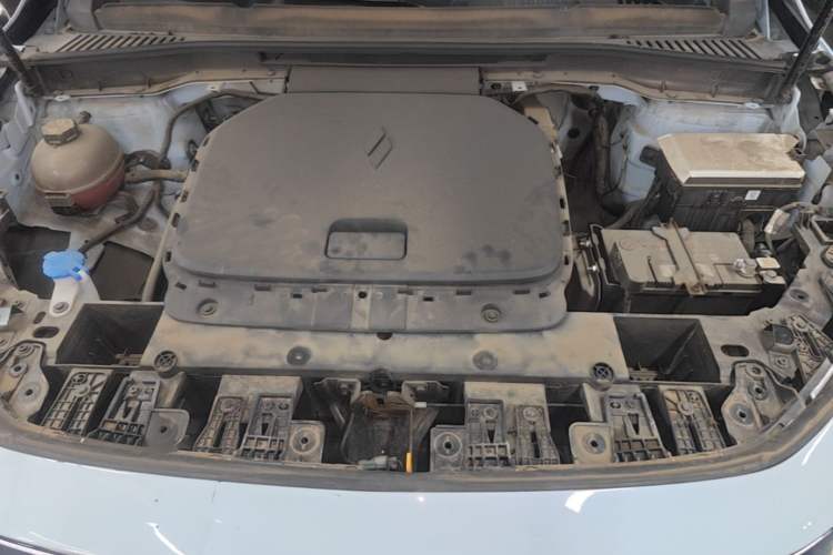 Used Livan 7 2023 605km Hunter Light Engine Bay