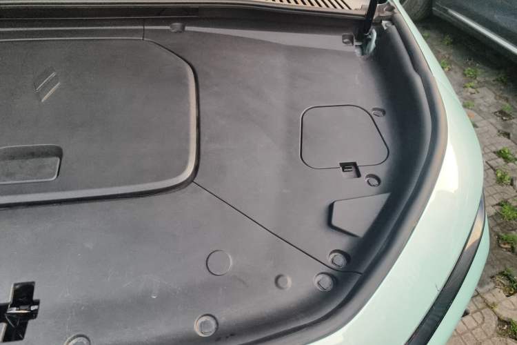 Used Livan 7 2023 605km Hunter Light Engine Bay Left
