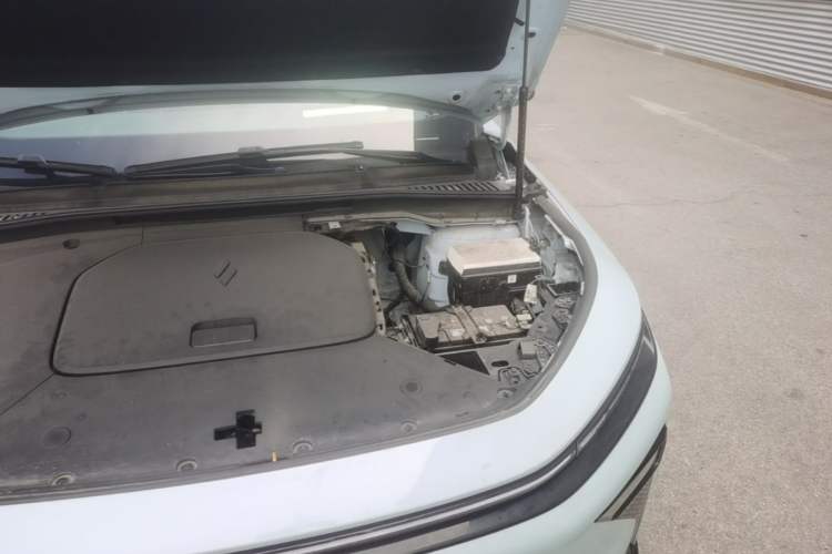 Used Livan 7 2023 605km Hunter Light Engine Bay Left