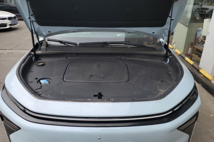 Used Livan 7 2023 605km Hunter Light Engine Bay