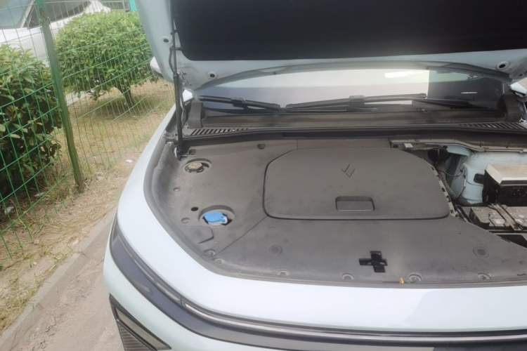 Used Livan 7 2023 605km Hunter Light Engine Bay Right