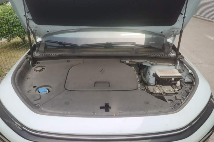 Used Livan 7 2023 605km Hunter Light Engine Bay