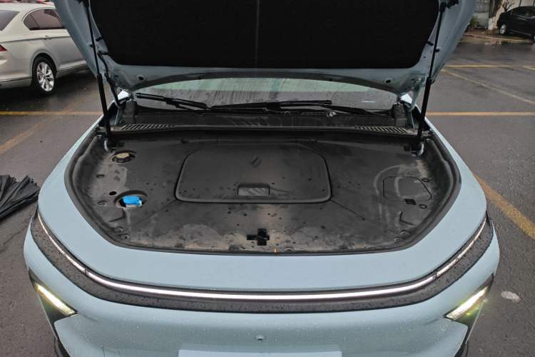 Used Livan 7 2023 605 km ZHU FENG Engine Bay