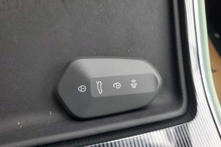 Used Livan 7 2023 605km Hunter Light Interior 1