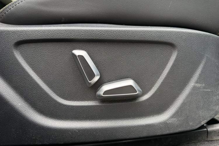 Used Livan 7 2023 605km Hunter Light Interior 2