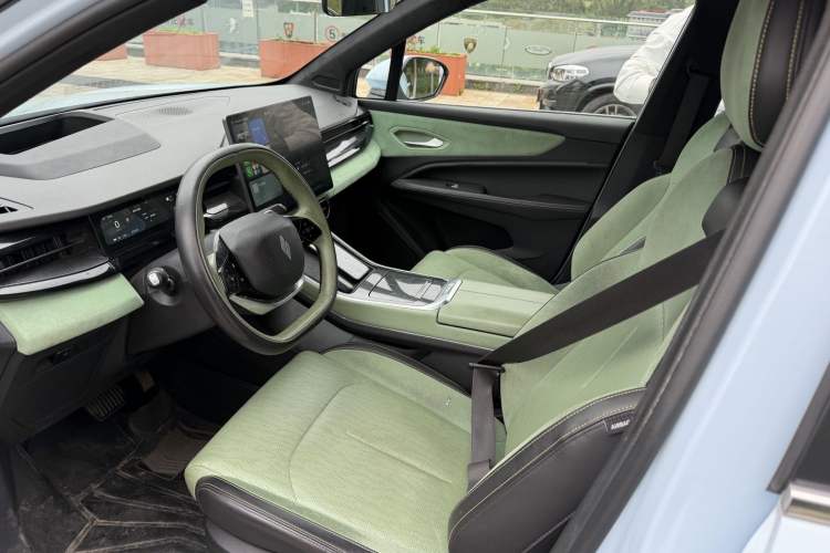 Used Livan 7 2023 605km Hunter Light Interior 3