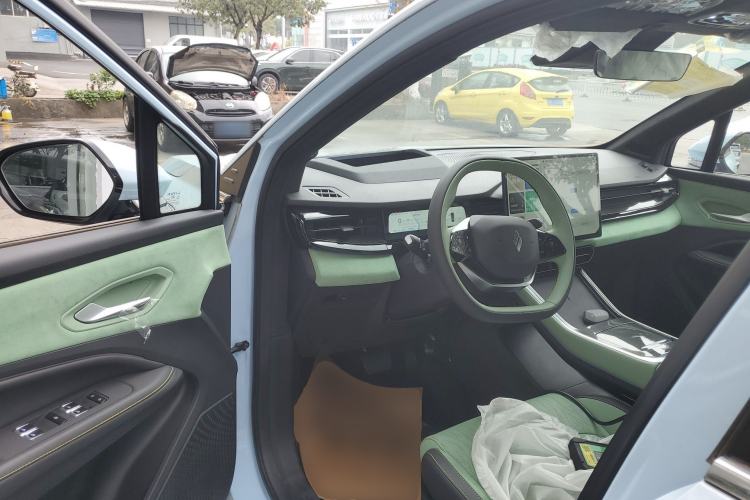 Used Livan 7 2023 605km Hunter Light Interior 3