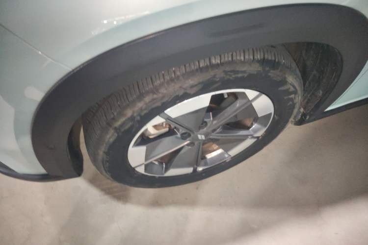 Used Livan 7 2023 605km Hunter Light Left Front Wheel Hub