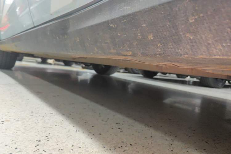 Used Livan 7 2023 605km Hunter Light Left Side Sill
