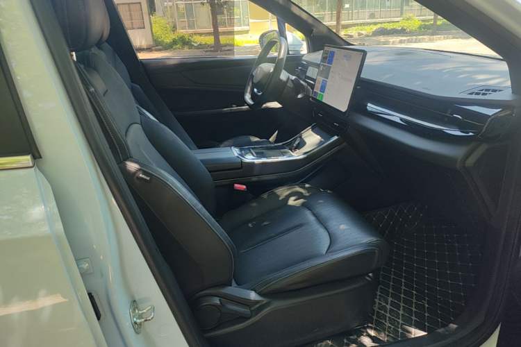 Used Livan 7 2023 605 km ZHU FENG Right Front Seat