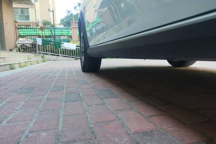 Used Livan 7 2023 605km Hunter Light Right Side Sill