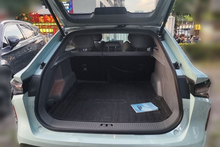 Used Livan 7 2023 605km Hunter Light Trunk