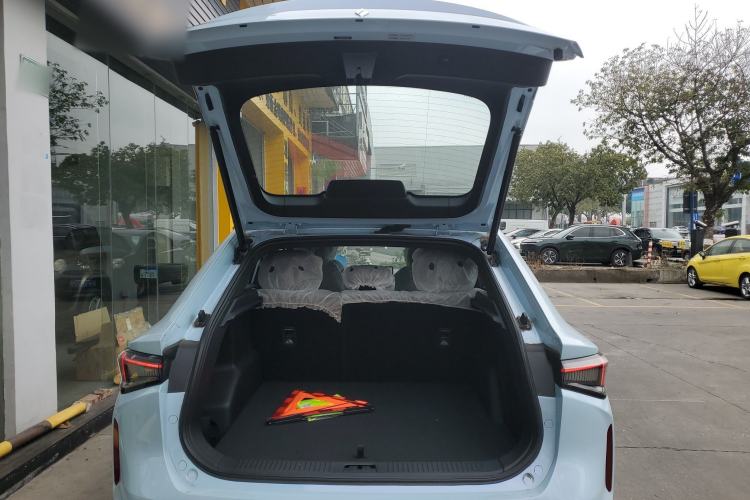 Used Livan 7 2023 605km Hunter Light Trunk