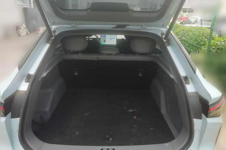Used Livan 7 2023 605km Hunter Light Trunk
