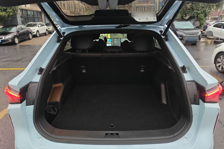 Used Livan 7 2023 605 km ZHU FENG Trunk