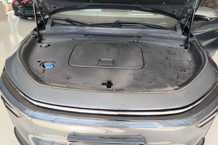 Used Livan 7 2023 605km Hunter Light Engine Bay