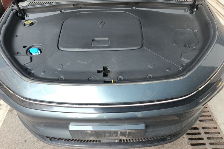 Used Livan 7 2023 605 km ZHU FENG Engine Bay