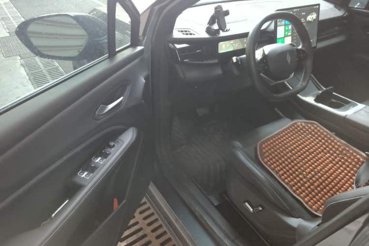 Used Livan 7 2023 605 km ZHU FENG Interior 3