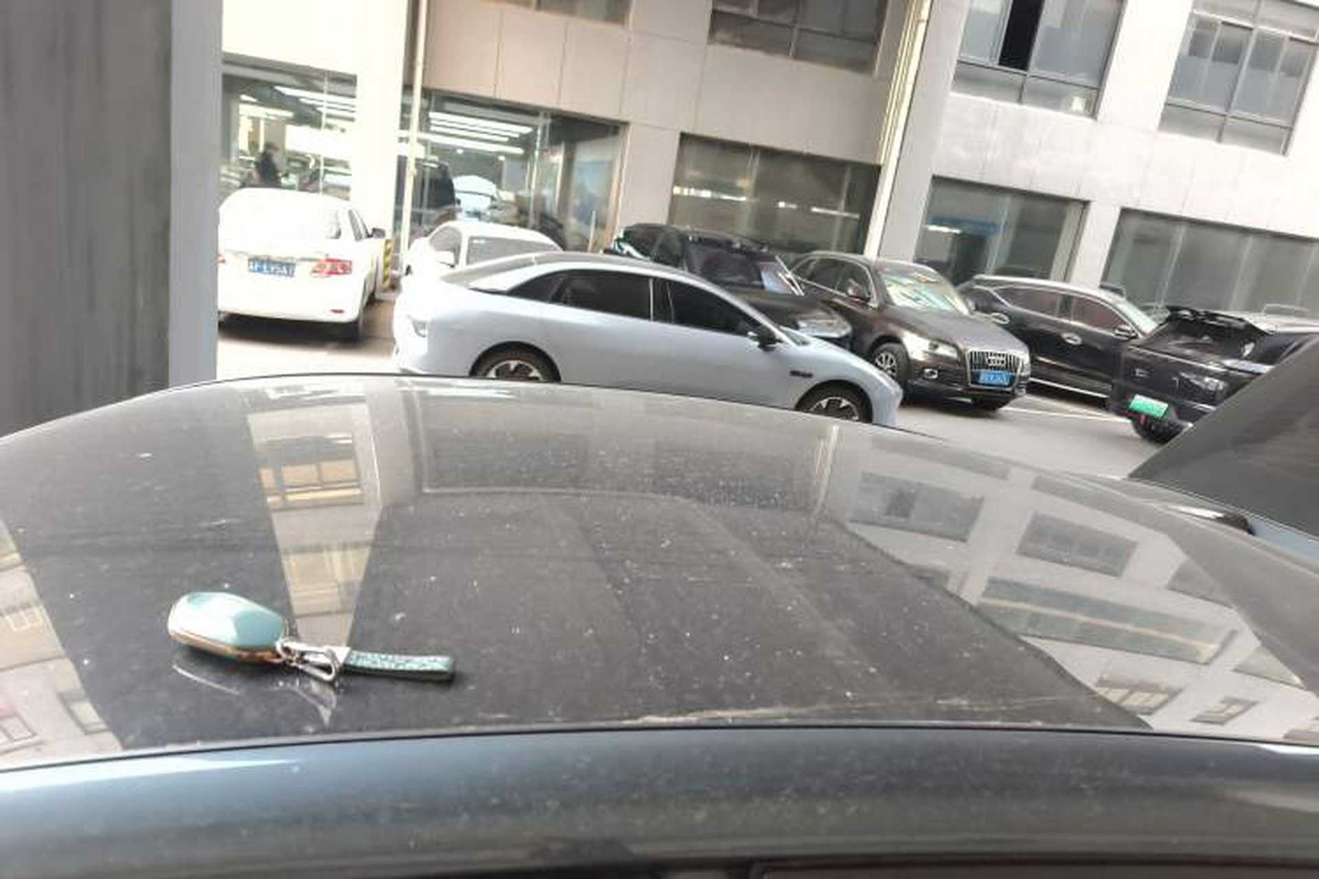 Used Livan 7 2023 605 km ZHU FENG Roof