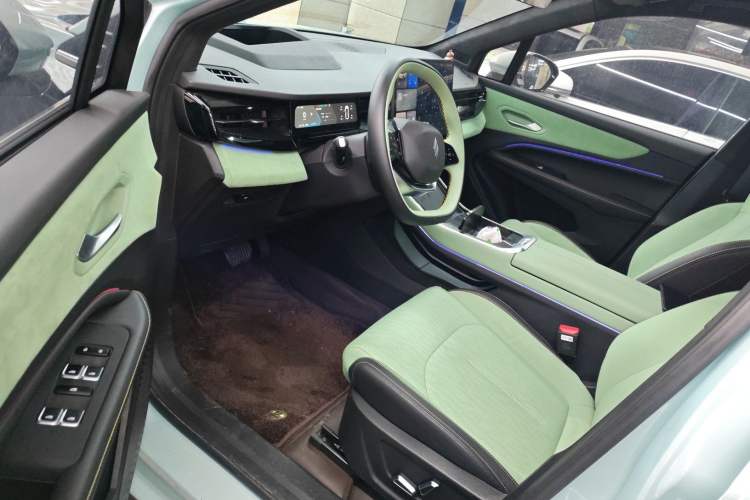 Used Livan 7 2023 605km Hunter Light Driver Seat