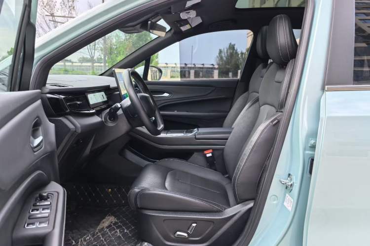 Used Livan 7 2023 605 km ZHU FENG Interior 2