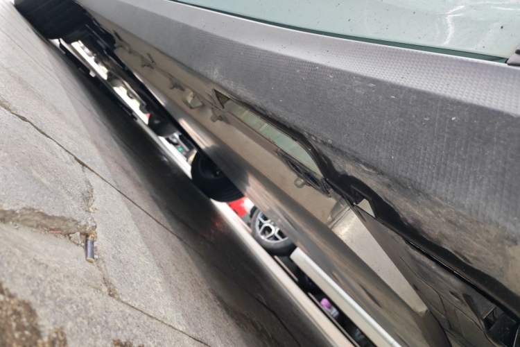 Used Livan 7 2023 605km Hunter Light Left Side Sill