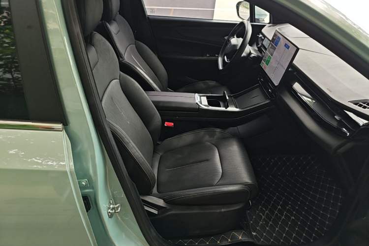 Used Livan 7 2023 605 km ZHU FENG Right Front Seat