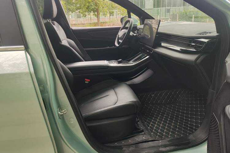 Used Livan 7 2023 605 km ZHU FENG Right Front Seat