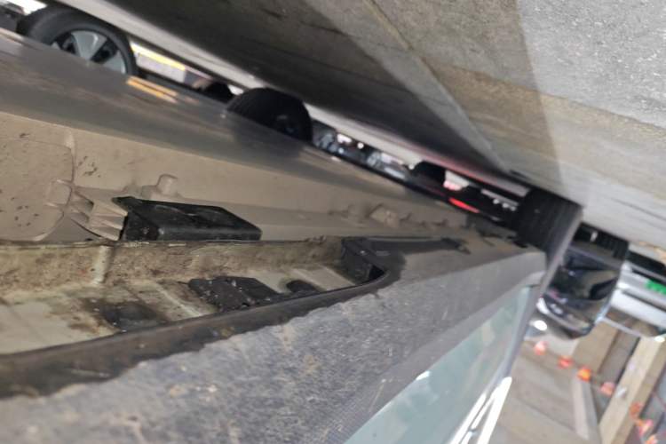 Used Livan 7 2023 605km Hunter Light Right Side Sill