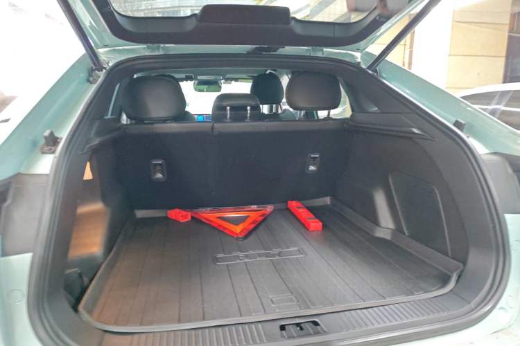 Used Livan 7 2023 605km Hunter Light Trunk