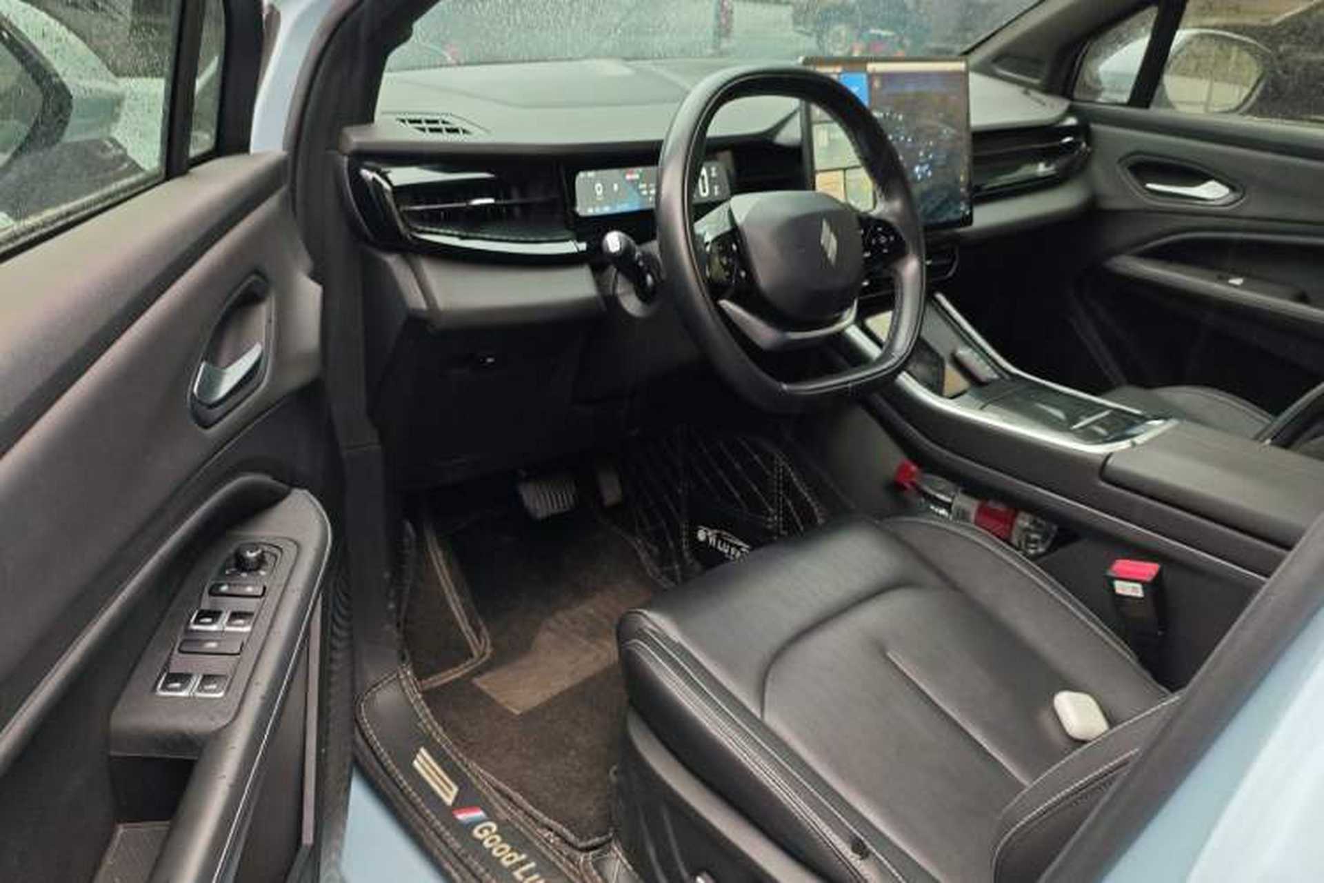 Used Livan 7 2023 450 km – Chasing Clouds Driver Seat