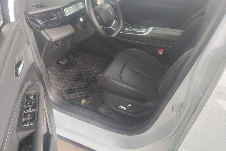 Used Livan 7 2024 605 km Executive Flagship Edition Driver Seat
