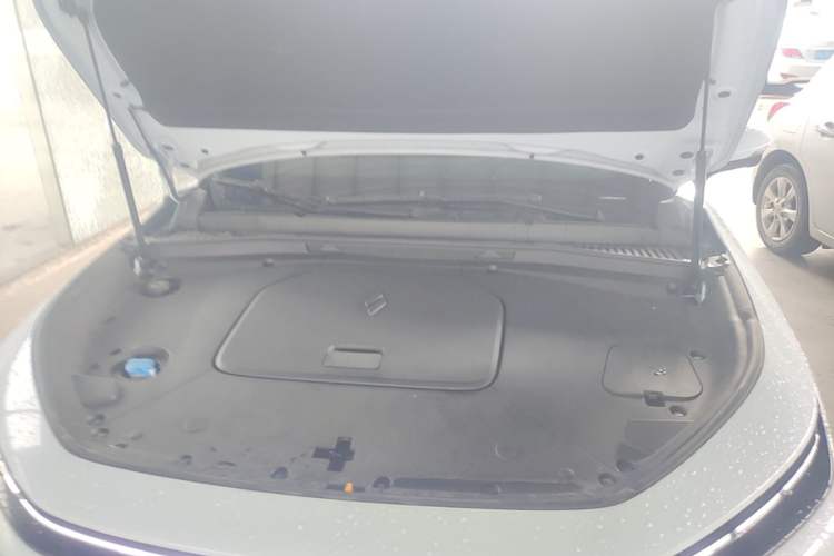 Used Livan 7 2024 605 km Executive Flagship Edition Engine Bay