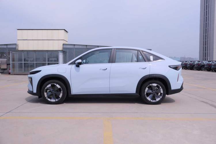 Used Livan 7 2024 605 km Executive Glory Edition Exterior 4