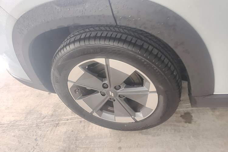 Used Livan 7 2024 605 km Executive Flagship Edition Exterior 5