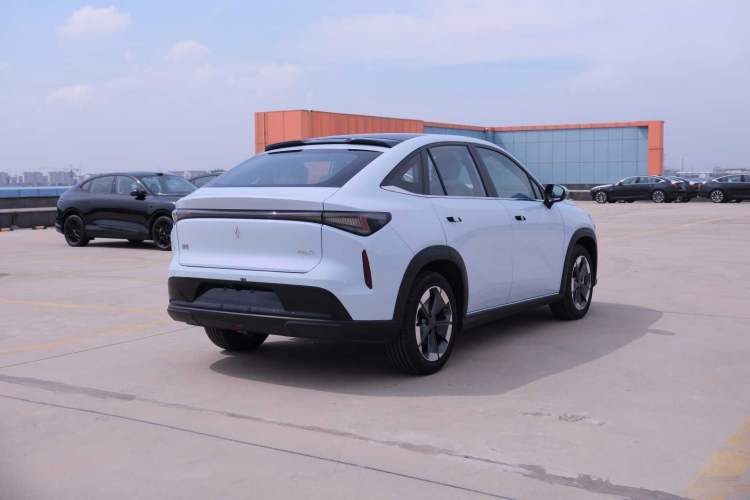 Used Livan 7 2024 605 km Executive Glory Edition Exterior 7