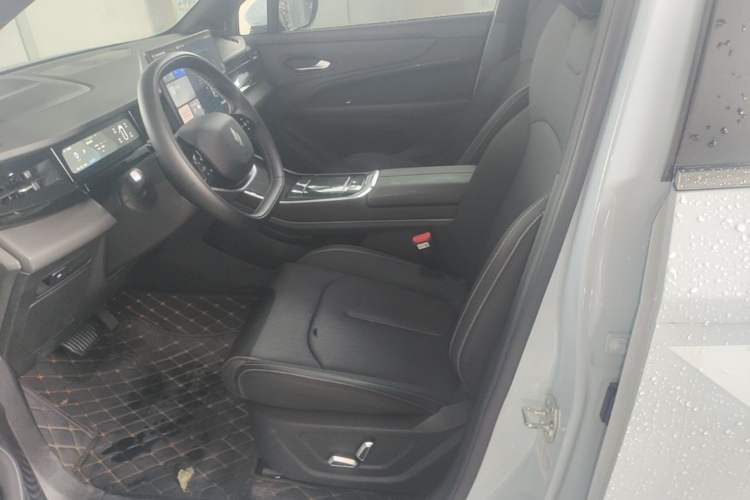 Used Livan 7 2024 605 km Executive Flagship Edition Left Front Seat